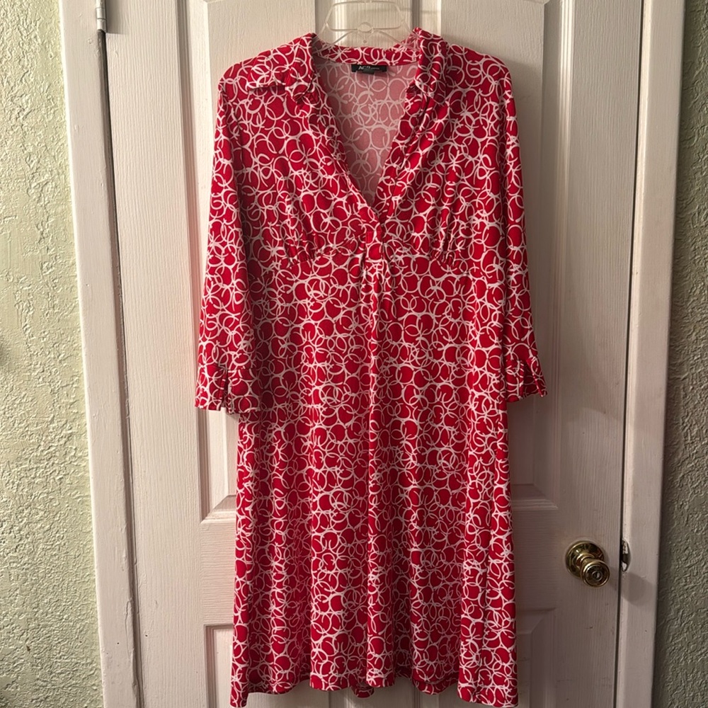 Red and white open front midi length geometric print empire waist dress size 14